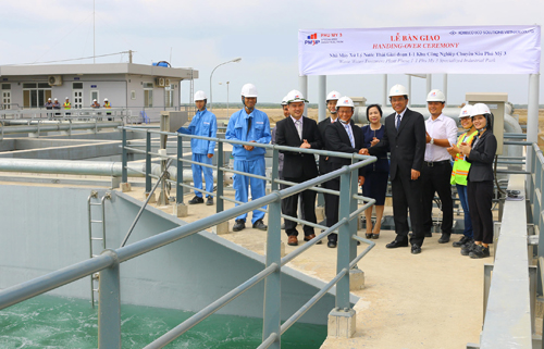 Đại diện của Thanh Bình Phú Mỹ, KCN Chuyên sâu Phú Mỹ 3 và Kobelco Eco - Solutions Việt Nam tại buổi lễ bàn giao nhà máy xử lý nước thải.Ảnh: Minh Quân